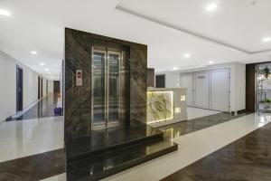 a hallway with a lobby with black marble walls at Hotel O D Suites in Hyderabad