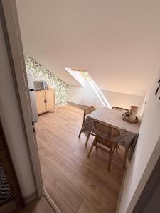 a small room with a table and a kitchen at Appartement neuf à louer in Moyenmoutier