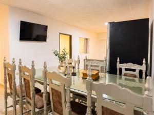a dining room with a table and chairs and a blackboard at Hostal, casa Jaramillo in Roldanillo