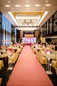 a banquet hall with tables and chairs and a red carpet at Xiang Yun Sha Garden Hotel Shunde in Shunde +37 photos