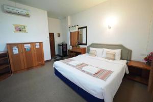 a bedroom with a large bed in a room at Phu Resort in Ban Choko