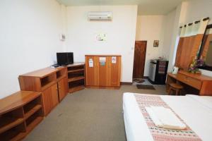 a room with a bedroom with a bed and a desk at Phu Resort in Ban Choko