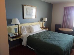 Rúm í herbergi á Port Motel