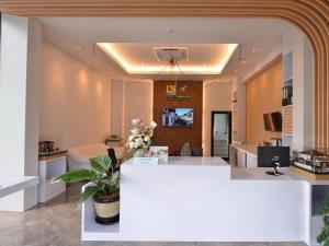 a room with a kitchen with a counter top at Sixty-Sixplace in Ban Khok Lo