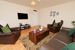 ein Wohnzimmer mit zwei Sofas und einem Couchtisch in der Unterkunft Millbrae, Shetland Islands in Lerwick + 20 Fotos