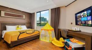 a hotel room with a bedroom with a bed and a tv at HELSTON HOTEL in Guancun +290 photos