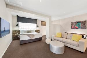 un dormitorio con una cama y un sofá en Moonlight Bay Apartments, en Rye 29 fotos más