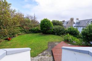 a backyard with a yard with a yard at North Harbour View, Shetland Islands in Lerwick