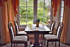 a dining room with a table and chairs and a window at Ferienwohnung Am oberen Hexenstieg in Altenbrak