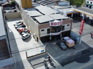 Eine Draufsicht auf ein Hotel mit auf einem Parkplatz geparkten Autos. in der Unterkunft Hotel Executivo Boulevard in Mossoró