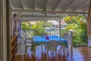 聖安妮的住宿－Antilles Liberte，阳台配有桌椅和蓝色桌子