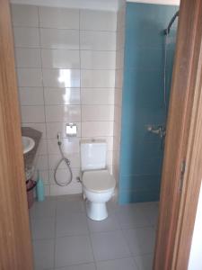 a bathroom with a toilet and a shower and a sink at Fumbatown's Finest in Mchamba Wima