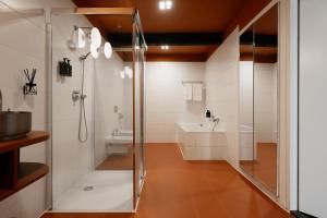 Ένα μπάνιο στο Hotel Vrythof - just a room - digital key by email or SMS +46 φωτογραφίες