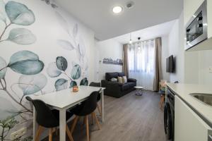a kitchen and living room with a table and chairs at Getafe Suites in Getafe