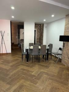 a dining room with a table and chairs at 3-Bedroom Home, Free Parking,10 Minutes from Seville in Camas