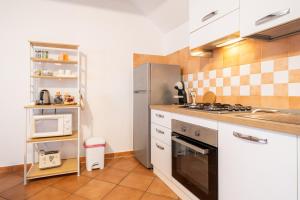 a kitchen with a stove and a microwave at A Cuor Leggero Home in Viterbo