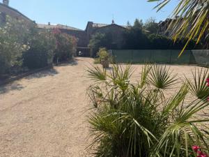 a yard with some plants in the middle at L'orchidea del Lago in Soiano del Lago