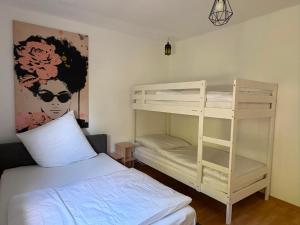 a bedroom with a bunk bed next to a bunk bed gmaxwell gmaxwell gmaxwell at WeLiving Apartments in Weinheim