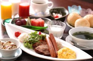 une assiette de denrées alimentaires contenant de la viande et des légumes sur une table dans l'établissement Uminoyasuragi Hotel Ryugu, à Kami Amakusa