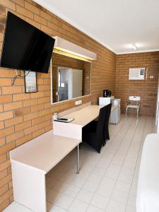 un ufficio con una scrivania e una parete di Boulder Opal Motor Inn a Winton