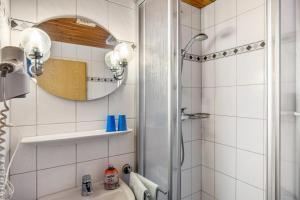 a bathroom with a shower and a sink at Hotel Zum Wikinger - Haustiere in Dornum