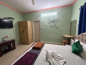 a room with a bed and a tv on a wall at FabHotels Fiora in Pune