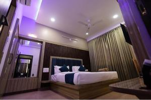 a bedroom with a large bed and a mirror at Hotel venus inn sajjangarh in Udaipur