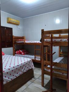 a room with two bunk beds in a room at Casa beira mar com piscina Coruripe Povoado Miai de cima in Coruripe