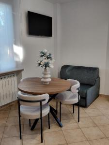a living room with a table and chairs and a couch at Beltà di Spello in Spello