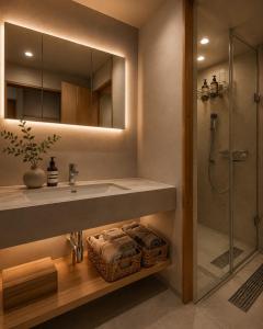 a bathroom with a sink and a shower at 渋谷駅徒歩10分!!一棟まるごと貸し切り!お子様歓迎駐車場無料10人ok5部屋バスルーム2つ in Tokyo +38 photos