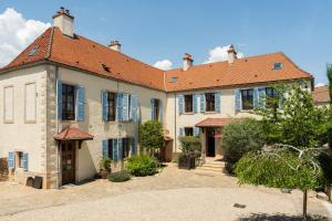 a large building with a red roof at Hôtel Les Deux Chèvres Gevrey-Chambertin in Gevrey-Chambertin