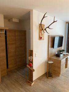 a living room with a tv on a wall at Ferienwohnung Schwarzwaldnest in Feldberg