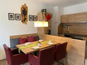 a dining room table and chairs in a kitchen at Ferienwohnung Schwarzwaldnest in Feldberg +32 photos