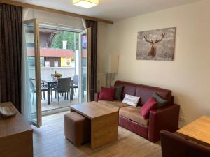 a living room with a couch and a table at Ferienwohnung Schwarzwaldnest in Feldberg