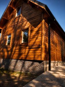 a wooden building with windows on the side of it at Chata Nikki in Vrbno pod Pradědem