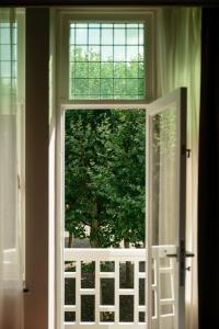 Κήπος έξω από το Hotel Vrythof - just a room - digital key by email or SMS