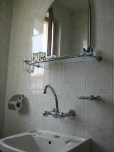 uma casa de banho com um lavatório e um espelho em Villa Victoria em Sinemorets