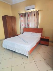 a bedroom with a bed and a window with a heater at Mimos Hotel in Tete