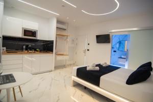 a bedroom with a bed and a table and a kitchen at Apartamentos Alsa in Conil de la Frontera