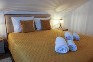 a bedroom with a bed with towels on it at Casa Alvega - 50m do Rio - Piscina com Hidromassagem in Alvega +69 photos