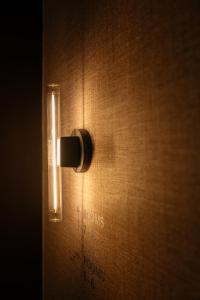 een close-up van een lamp op een muur bij Hotel Vrythof - just a room - digital key by email or SMS in Maastricht