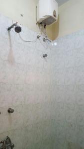 GokStay في تشيناي: حمام مع دش مع رأس دش على الحائط