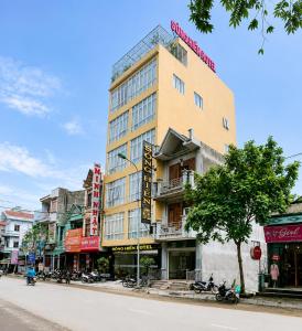 a tall yellow building on a city street at Mama Cao Bang Hotel in Cao Bằng