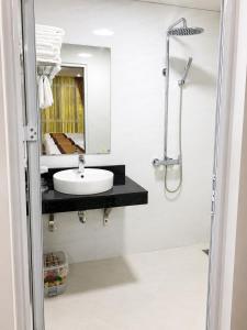 a bathroom with a sink and a mirror at Mama Cao Bang Hotel in Cao Bằng