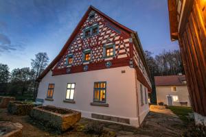 a house with a gambrel roof is shown at Statek Salajna in Salajna