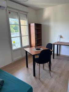 a dining room with a table and chairs in a room at Studio 20m2 avec balcon in Corte
