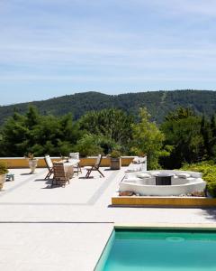 a patio with a swimming pool and a fire pit at Chambre aux Miroirs - La Vénus de Lisbonne in Calhandriz