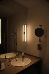 a bathroom with a sink and a large mirror at Hotel Begardenhof in Cologne