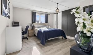 a bedroom with a bed and a desk with a chair at Large apartment in Reykjanes in Ytri-Njarðvík