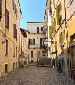an empty street in an alley between two buildings at Al Vicolèt in Vercelli